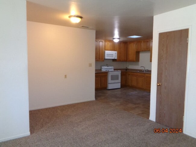 Building Photo - VF484 MR