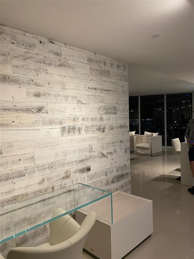 Foto del edificio - 488 NE 18th St