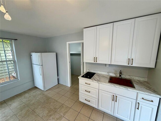 Foto del edificio - 1699 1/2 23rd Ave N