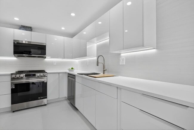 Building Photo - 525 N Ocean Blvd