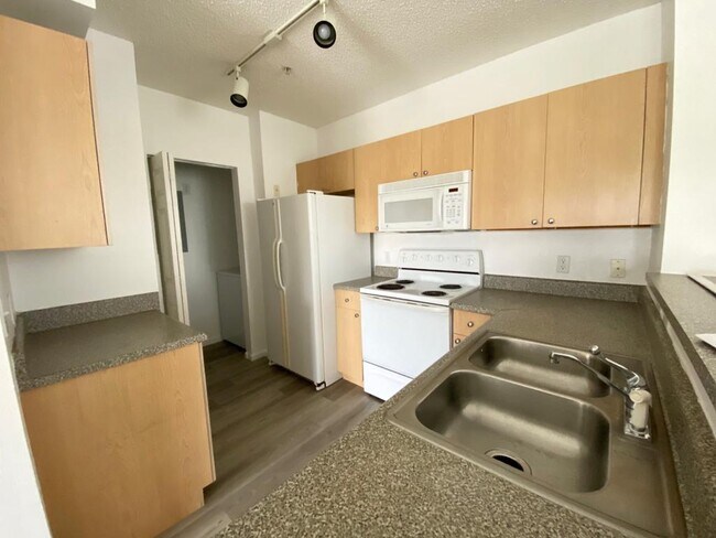 Foto del edificio - 8070 N Nob Hill Rd