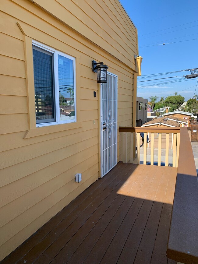 Entry - 3826 Monroe Ave