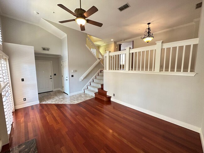 Building Photo - 3 Bed 2.5 Bath Townhouse W/ Garage