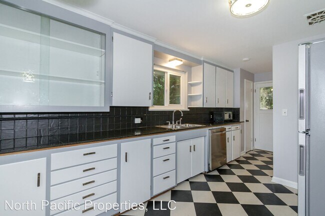 Building Photo - 2 br, 1.5 bath House - 5401 Ravenna Avenue NE
