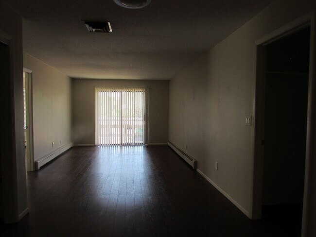 Foto del edificio - 3231 Lakeside Dr