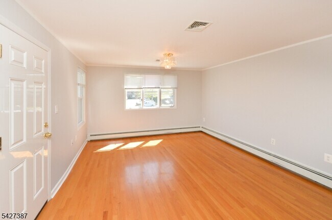 Foto del edificio - 142 Grand Ave