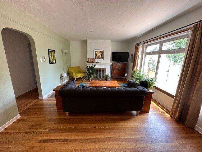 Foto del edificio - 732 Loma Vista Dr NE