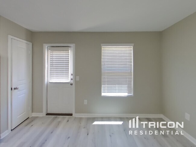 Foto del edificio - 9922 Orchid Spring Ln