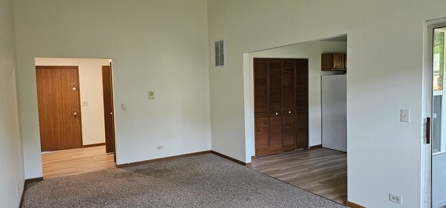 Building Photo - 300 Village Creek Dr