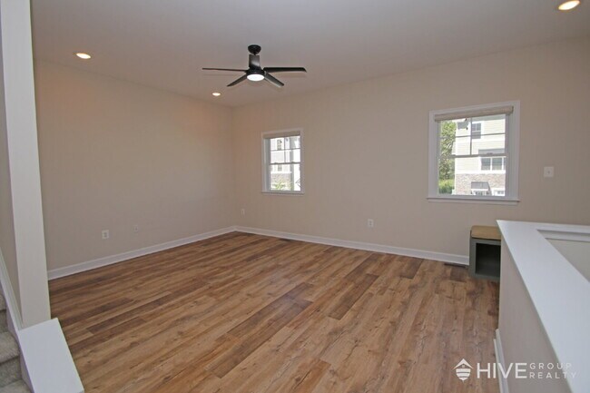 Building Photo - "Impressive 3-Bed Townhouse with Fenced in Backyard!"
