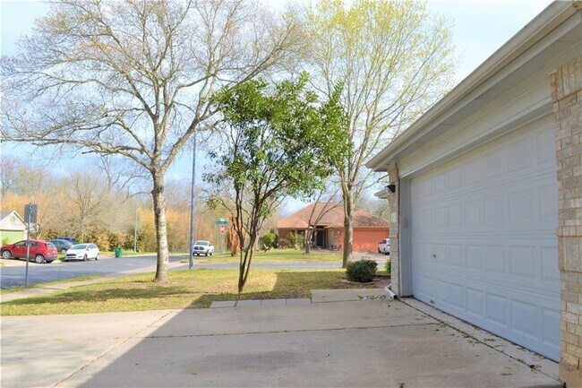 Building Photo - 6611 Zequiel Dr