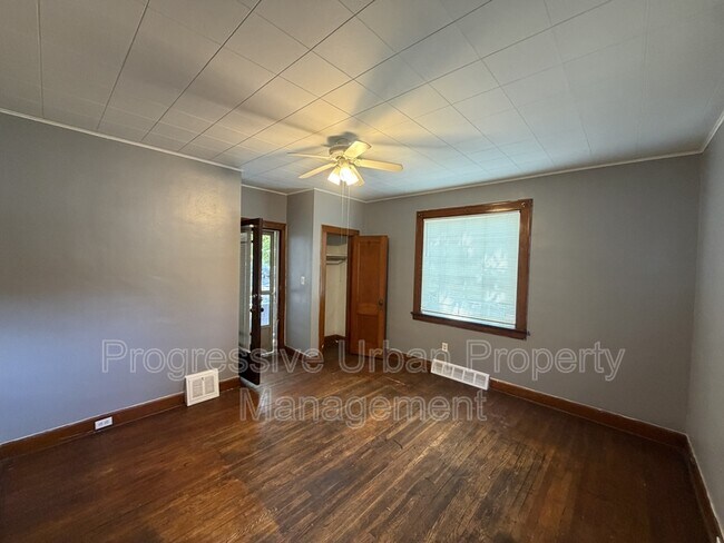 Foto del edificio - 7204 Lawn Ave