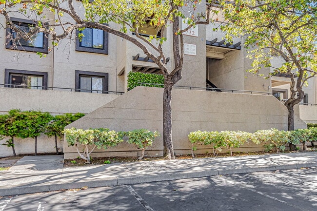 Building Photo - 880 E Fremont Ave
