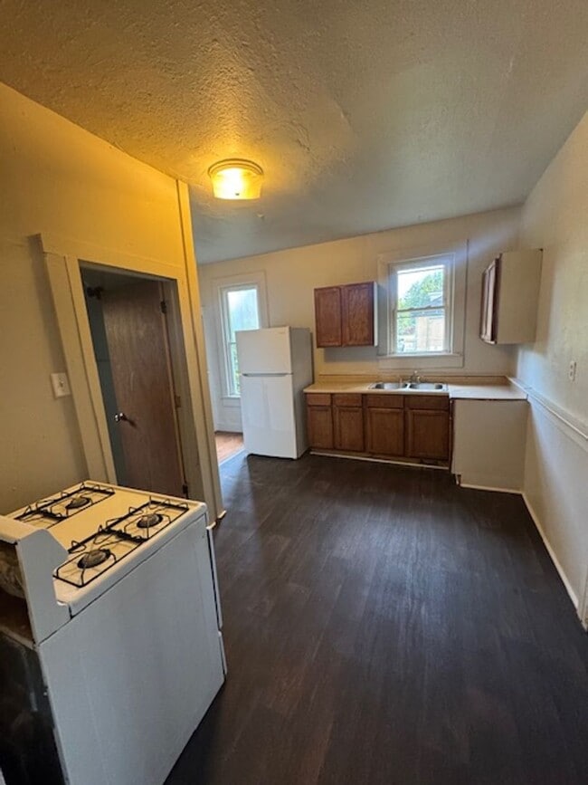 Building Photo - 812 Huestis Ave