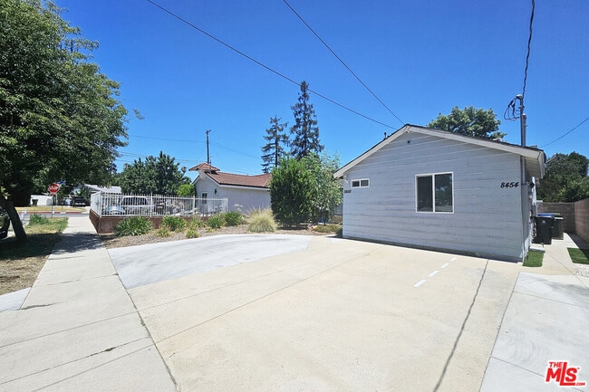 Building Photo - 8454 Zelzah Ave