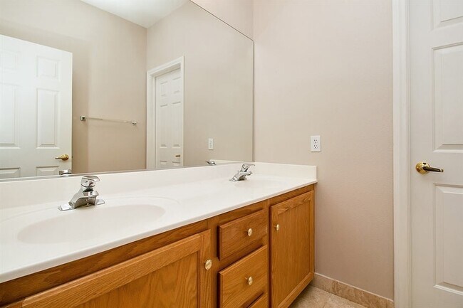 Building Photo - 558 Clement Ct