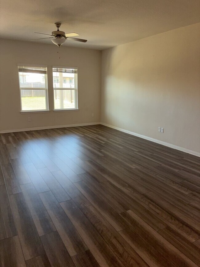 Foto del edificio - 4BR SFR • W/D In Unit • Covered Parking • Hutto, TX