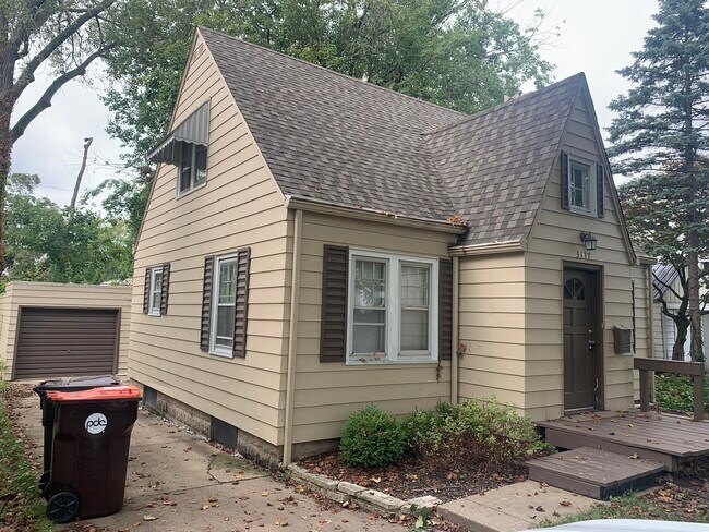 Building Photo - 3117 N Parish Ave