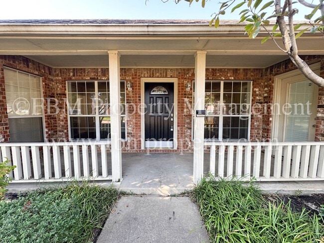 Foto del edificio - 803 Lakeway Dr