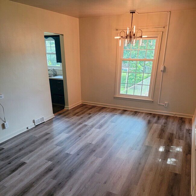 Building Photo - 905 Wolcott Ave