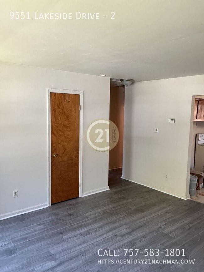 Building Photo - 9551 Lakeside Dr