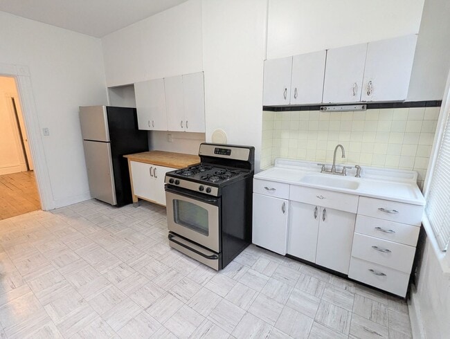 Building Photo - 4 Bedroom 1 Bathroom Single Family Home in...