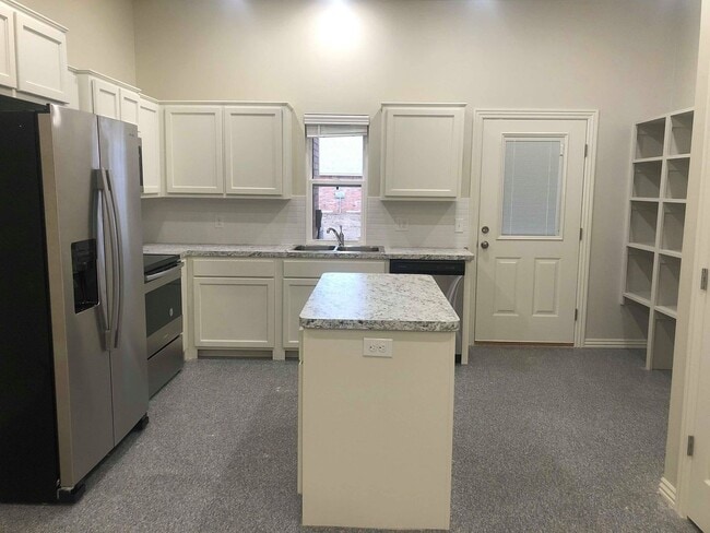 Building Photo - Emerson Duplex - B