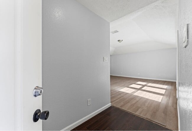 Building Photo - 2808 Pinewood Dr