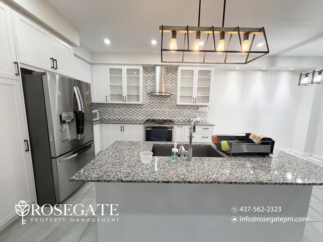 Building Photo - Spacious 4-Bedroom + Den Upper-Level Apartment with Garage & Backyard in Brampton
