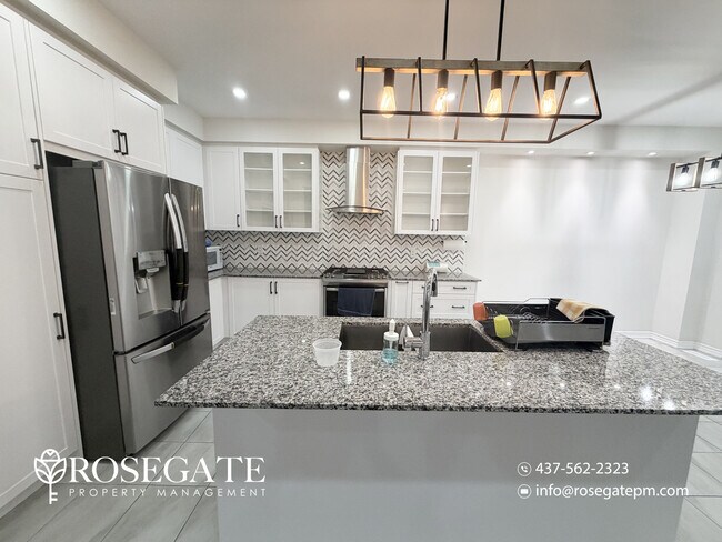 Photo du bâtiment - Spacious 4-Bedroom + Den Upper-Level Apartment with Garage & Backyard in Brampton