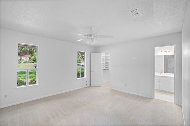 Building Photo - 1000 Space Ln