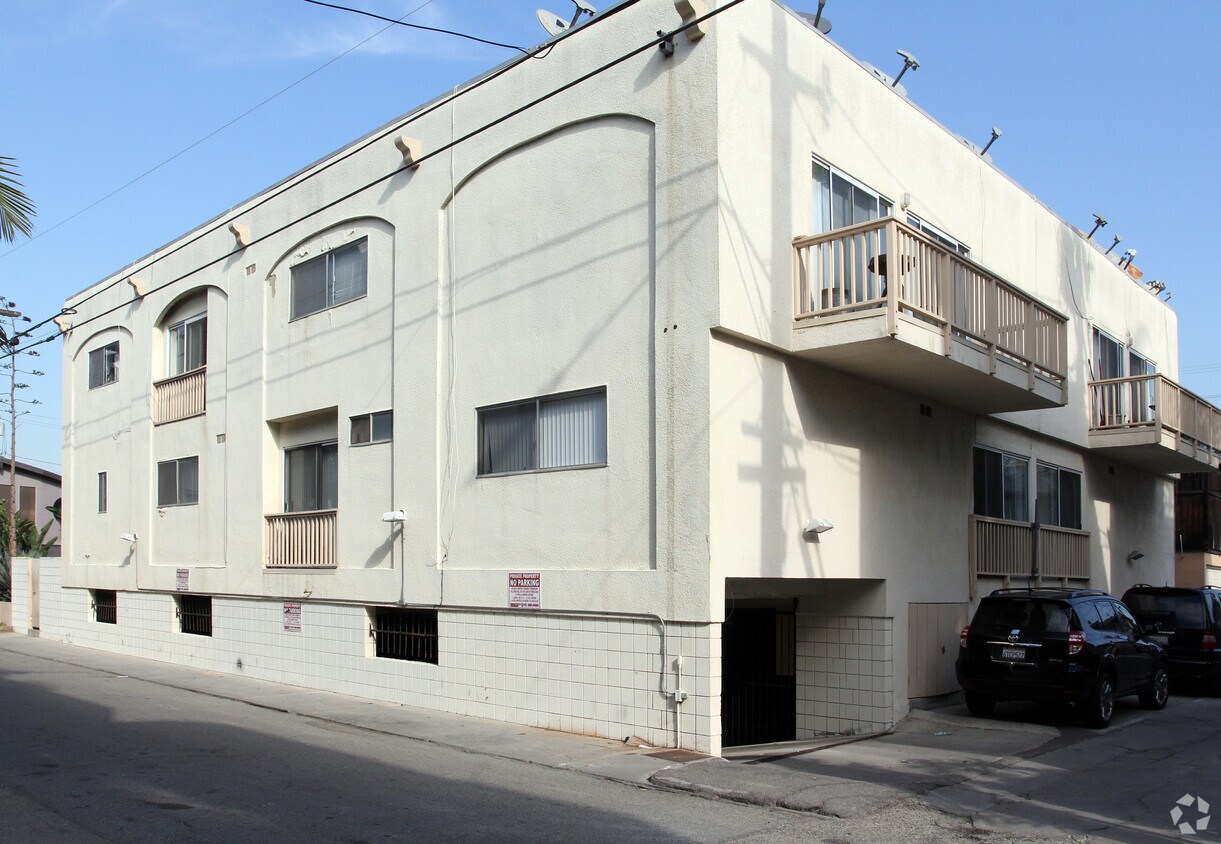 16 Fleet St, Marina Del Rey, CA 90292 Apartments in Marina Del Rey