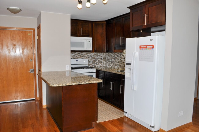 Building Photo - 2521 N Thatcher Ave