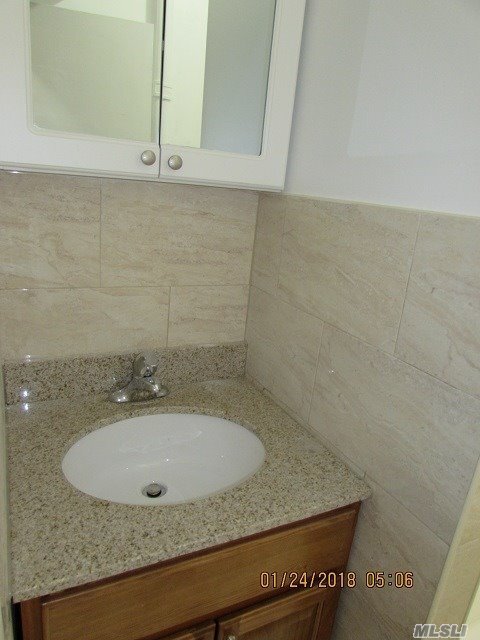 Foto del edificio - 103-11 Metropolitan Ave
