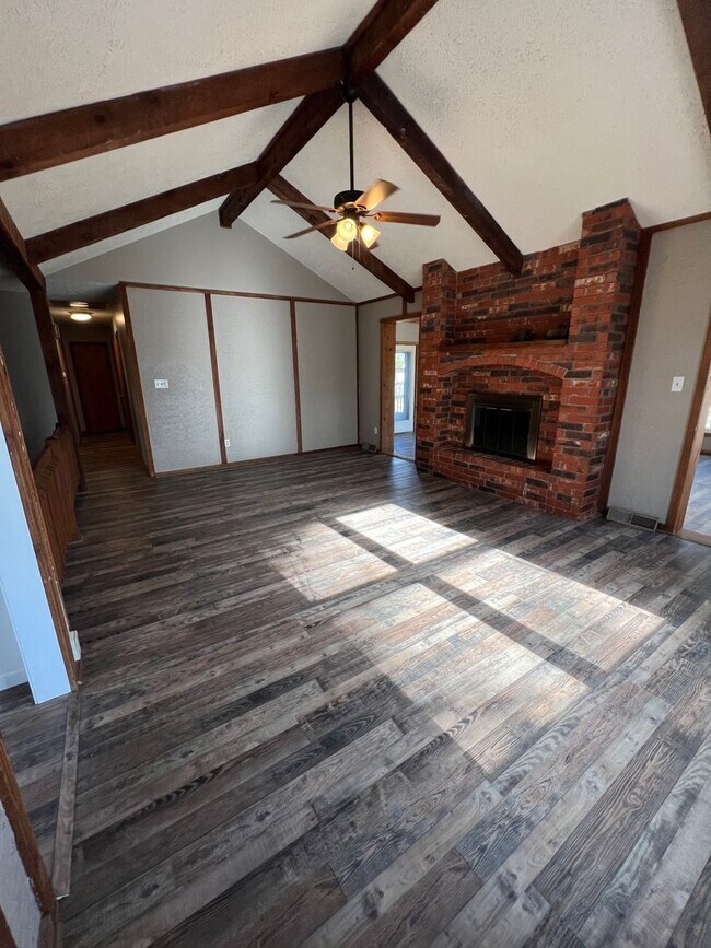 Foto del edificio - 4 bedroom/3 baths house