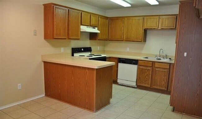 Building Photo - Available Sooner if Needed ! Spacious 4 Be...