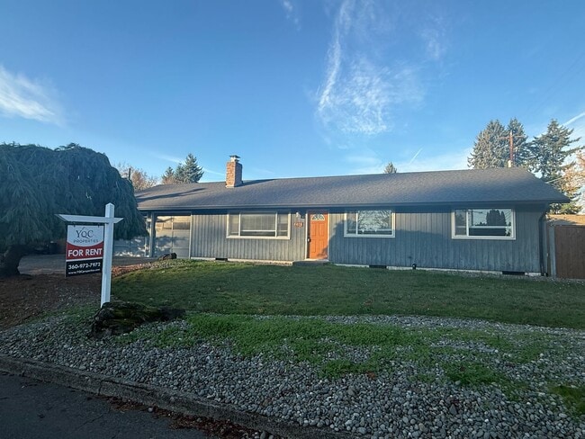 COMING SOON--Beautiful 3 Bedroom with a Living Room, Family Room, Fenced Yard & More! - COMING SOON--Beautiful 3 Bedroom with a Living Room, Family Room, Fenced Yard & More! House