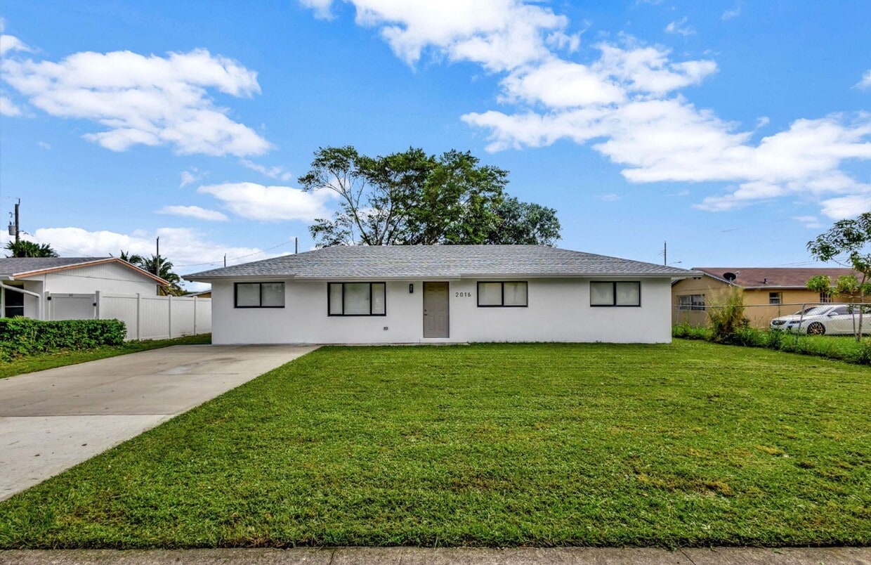 Gorgeous Brand-New Rebuilt 4-Bedroom Home | No HOA | Pet Friendly - Gorgeous Brand-New Rebuilt 4-Bedroom Home | No HOA | Pet Friendly