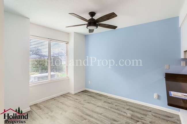 Building Photo - Charming Unit - Perfect for Cozy Living! S...