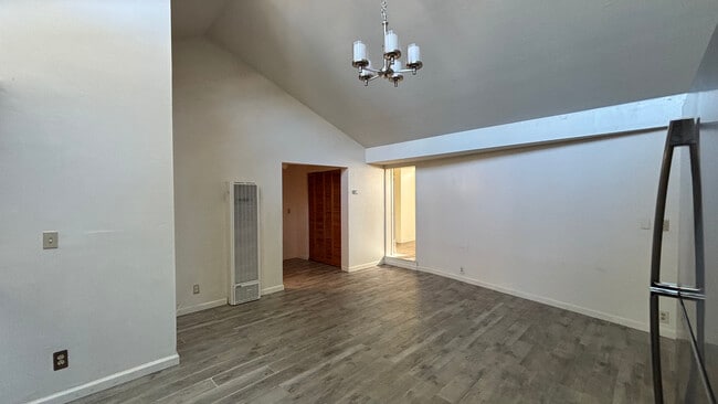 Building Photo - 562 Van Buren St