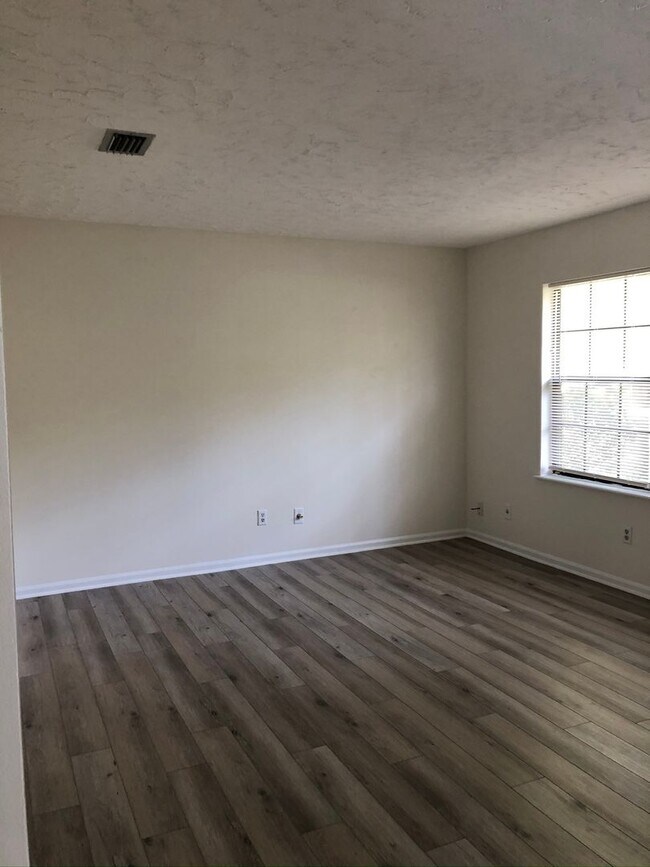 Foto del edificio - Two Bedroom - Centrally Located