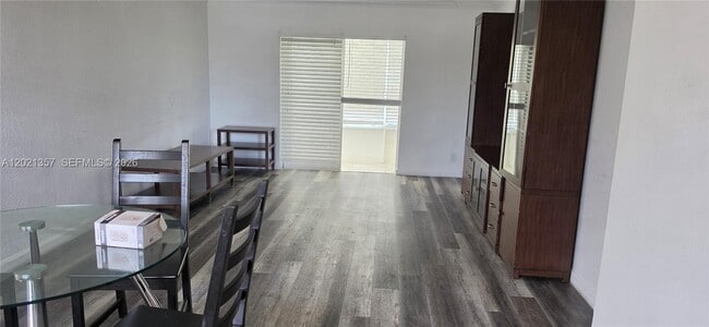 Building Photo - 20201 NE 29th Ct