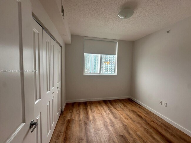 Foto del edificio - 601 NE 23rd St