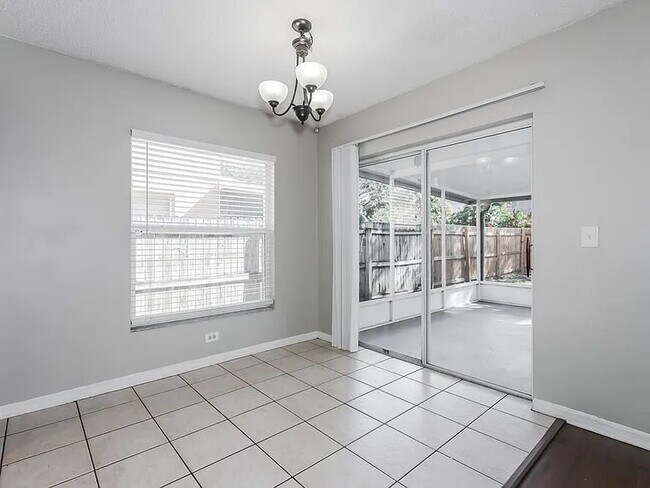 Building Photo - 902 S Kingsway Rd