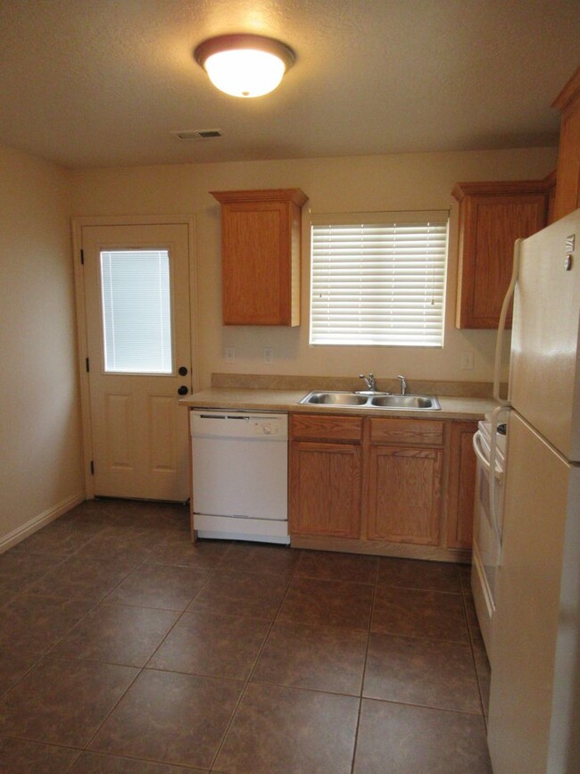 Building Photo - 2 Bedroom - 1 bath - Beautiful Views and G...