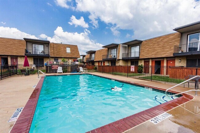 Foto del edificio - 1012 E Pioneer Pkwy