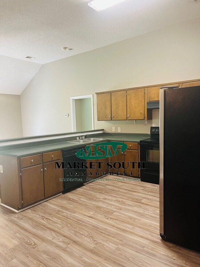 Building Photo - 4 Bedroom Beauty