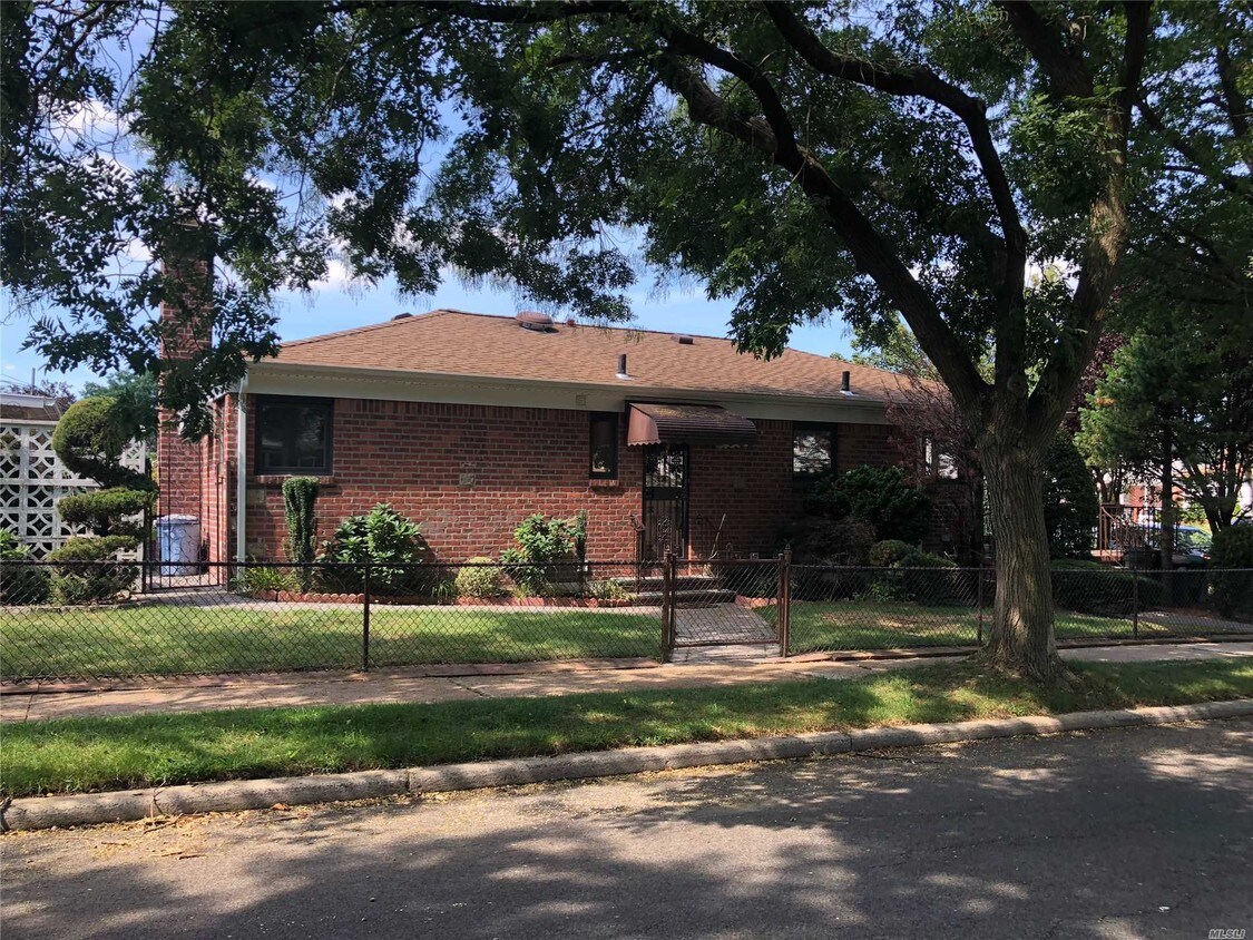 Primary Photo - 147-88-147-86 6th Ave