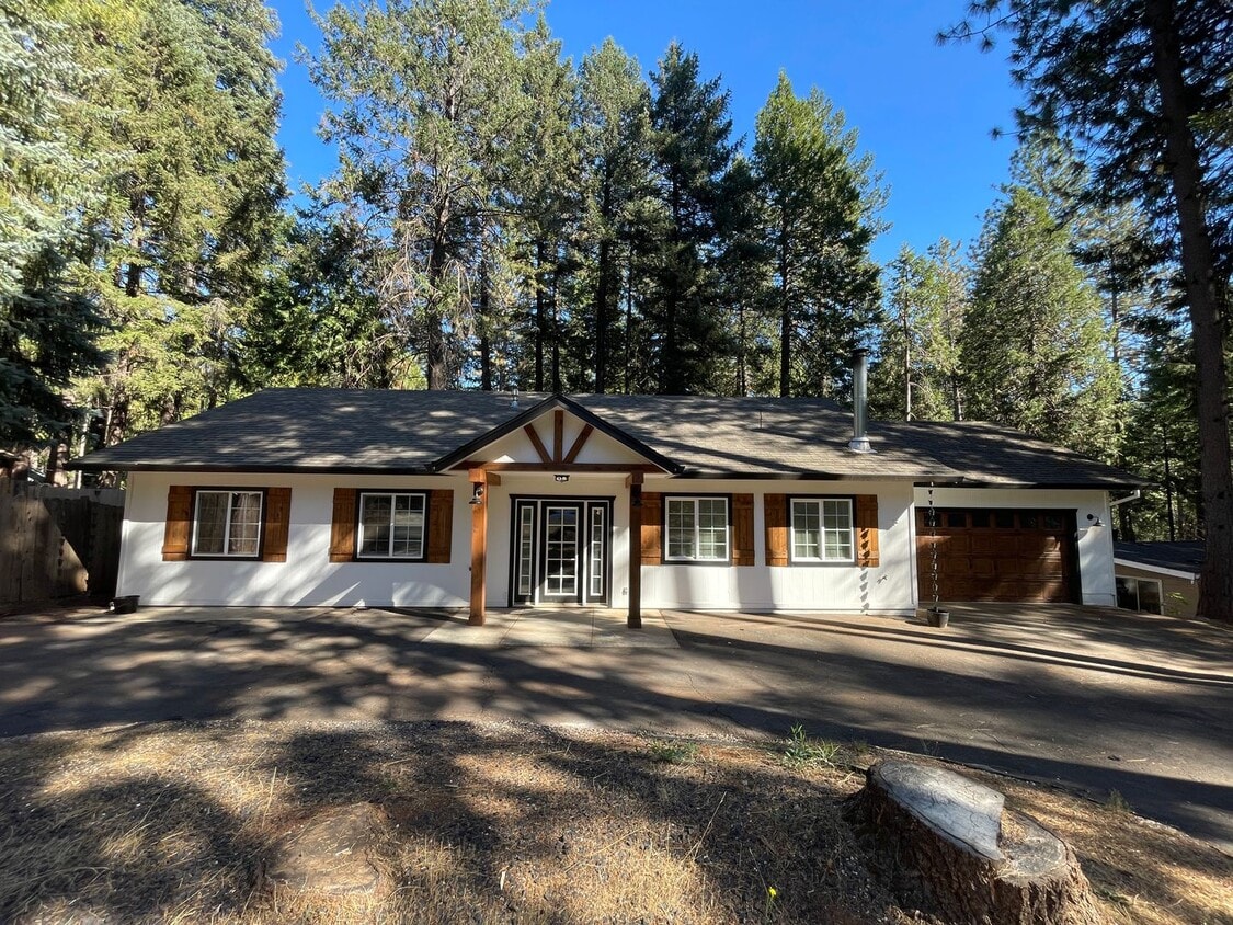Primary Photo - 3 bedroom 2 bath home in Magalia, attached...