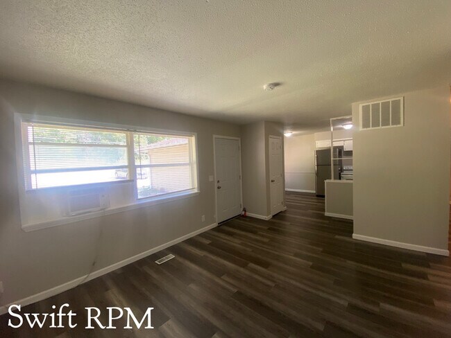 Foto del edificio - 746 Blue Ridge Blvd